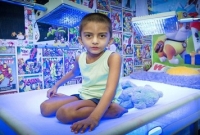 বিরল সমস্যা, দিনের ২০ ঘণ্টা উজ্জ্বল নীল আলোতে রাখতে হয় এই শিশুকে!