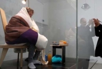 সবাইকে চমকে দিতে মুরগীর ডিমে তা দিচ্ছেন ফরাসী শিল্পী!