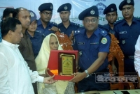 বীরশ্রেষ্ঠ মোস্তফা কামালের মাকে সংবর্ধনা বীরশ্রেষ্ঠ মোস্তফা কামালের মাকে সংবর্ধনা