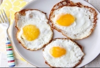  ডিম রান্না করতে গিয়ে পোড়া প্লাস্টিকের গন্ধ পাচ্ছেন? তাহলে অবশ্যই পড়ুন