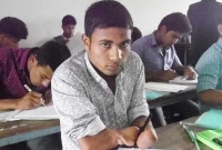 হাত নেই, কবজি দিয়ে লিখে পরীক্ষা দিচ্ছে শাহ আলম