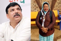 সভার মধ্যই শীর্ষ এক নেতার গালে কষে থাপ্পর মহিলার!