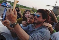 শাহরুখ খানকে একটু ছুয়ে দেখতে নারী ভক্তদের ভিড়