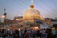 মুসলমানদের গরুর মাংস খেতে মানা আজমির শরিফ প্রধানের