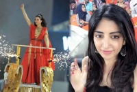 আইপিএল উদ্বোধনীতে অ্যামি জ্যাকসনকেও হার মানালেন এই রহস্যময়ী নারী