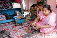 জুতো পালিশ করে পাঁচ বোনের বিয়ে দিলেন ‘বড়দিদি’!