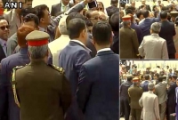 দিল্লী বিমানবন্দরে মোদির সঙ্গে বাংলাদেশী কর্মকর্তাদের সেলফি ঝড়!