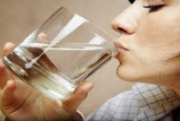 খাবার সময় পানি খেলে যেসব সমস্যা দেখা দেয়