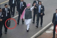 ভারতের প্রধানমন্ত্রীর নিরাপত্তারক্ষীদের হাতে থাকা অদ্ভুত ধরনের এই স্যুটকেসটা আসলে কি?