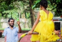  দু’বছর পরে ‘রাজকন্যা’র জন্য নতুন জামা কিনে কাঁদলেন ভিখিরি বাবা