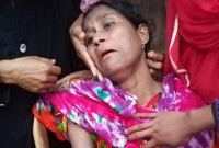 মাত্র ২০ টাকার একটি বলের জন্য মায়ের হাত কেটে বিচ্ছিন্ন করল পাষণ্ড পুত্র