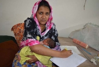 একদিনের শিশুকে কোলে রেখে এইচএসসি পরীক্ষা দিচ্ছেন মা আঁখি