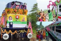 ৭০ বছর পর ট্রেন এলো, আঁচলের খুঁট দিয়ে চোখ মুছলেন বৃদ্ধা!