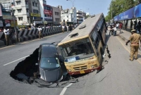 যাত্রী বোঝাই বাস ও ট্যাক্সি নিয়ে হুড়মুড়িয়ে ধসে পড়লো রাস্তা