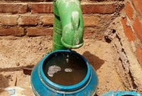 নলকূপ থেকে পড়ছে তেল, গোটা গ্রাম অবাক!