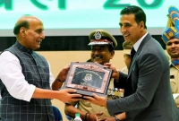 স্বরাষ্ট্রমন্ত্রীর হাত ধরে অক্ষয় কুমারের স্বপ্ন পূরণ