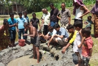  দিনাজপুরে পুকুরে ডিজেলের গন্ধযুক্ত তেলের খনির সন্ধান