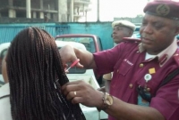 নারী সহকর্মীদের চুল কেটে দিলেন পুলিশের সিনিয়র কমান্ডার! দেশজুড়ে নিন্দার জড়