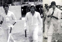 সেই পুরানো দিনের কথা, ব্যাট হাতে মাঠে নামছেন বচ্চন-খান্না!