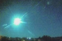  রাতের আকাশে হঠাৎ নীল আলো! উৎস অজানা