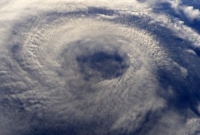 লণ্ডভণ্ড করে দিতে পারে সব! ভয়ে বাড়িঘর ছাড়ছেন লোকজন