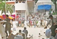 ‘হঠাৎ বিকট শব্দ হলো, আমরা লুটিয়ে পড়লাম দরগার ফটকের সামনে’