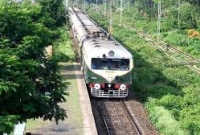 বন্ধুকে বাঁচাতে গিয়ে ট্রেনের ধাক্কায় প্রাণ গেল বাকি তিন বন্ধুর!