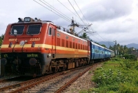 প্রবল গরম, তাই যাত্রীবাহী ট্রেন থামিয়ে গোসল করতে গেলেন চালক