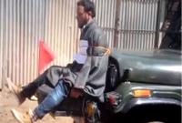 কাশ্মীরি যুবককে 'মানবঢাল' বানালো ভারতীয় সেনারা