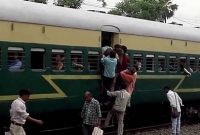  প্রচণ্ড গরম তাই ট্রেন থামিয়ে চালকের গোসল!