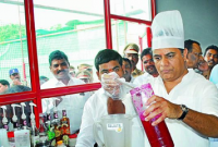  আইসক্রিম বেচে ২ ঘন্টায় মন্ত্রীর আয় সাড়ে ৯ লাখ টাকা!