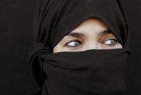 জোর করে খোলা হল মুসলিম নারীর হিজাব!