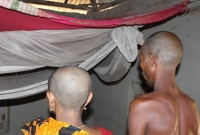 ফুলবাড়ীয়ায় স্বামী-স্ত্রীকে মাথা ন্যাড়া করে জুতারা মালা!