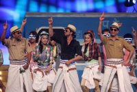 বিদেশে গিয়ে লুঙ্গি ডান্স শেখালেন শাহরুখ