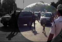  ৪ বছরের মেয়ে এক লহমায় থামিয়ে দিল প্রধানমন্ত্রী মোদীর কনভয়!