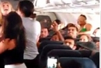 উড়ন্ত বিমানে ৫ মহিলার হাতাহাতি নিয়ে বিপজ্জনক কান্ড!