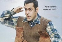 সালমান খানের পরনে সোয়েটার, গলায় জুতার মালা!    