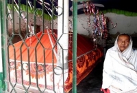 ২১ বছর ধরে স্বামীর কবরের পাশে বসবাস!