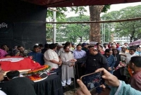 শহীদ মিনারে শিল্পী লাকী আখন্দকে সর্বস্তরের মানুষের শ্রদ্ধা