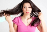 কুড়িতেই বুড়ো-বুড়ি? এই ৬টি ঘরোয়া উপায়ে পাকা চুল কালো করা যায়