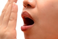 যে কারণে মুখে দুর্গন্ধ হতে পারে