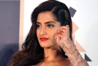 ভারতের জাতীয় সংগীত জানেন না সোনম কাপুর!