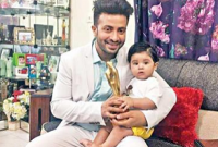 ছেলের হাতে পুরস্কার তুলে দিলেন শাকিব খান