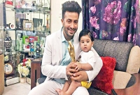 ছেলের হাতে পুরস্কার তুলে দিলেন শাকিব