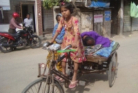 স্কুল ছেড়ে অসুস্থ বাবার জন্য ভ্যানে করে ভিক্ষা করছেন পঞ্চম শ্রেণির ছাত্রী আফরুজা