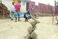 দিনাজপুরের ১০ গ্রামে ফাটল