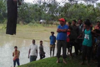 বাবার কবরের ওপর প্রতিবন্ধী ছেলের ঝুলন্ত লাশ