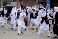 কাশ্মিরে সেনার ওপর 'পাথর-ছোঁড়ায়' যোগ দিয়েছে মেয়েরাও