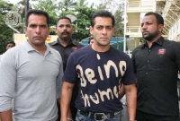 যে অপরাধে তিন বডিগার্ডকে বরখাস্ত করলেন সালমান খান