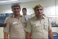 নিজেদের গুলিতে জখম চোরকে বাঁচাতে রক্ত দিলেন দুই পুলিশকর্মী